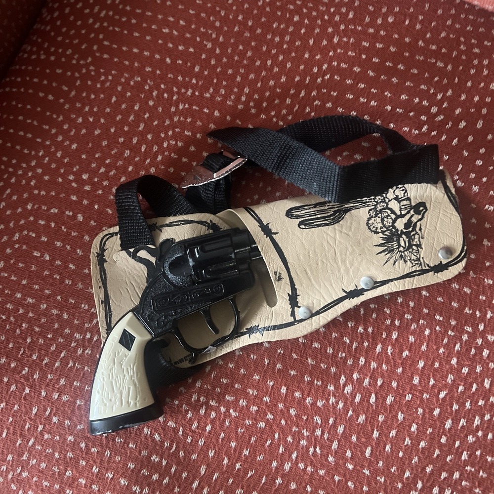 Hubley Plastic & Metal Toy Cap Gun, black uses cap rolls w/holster "H" on handle - Picture 4 of 4